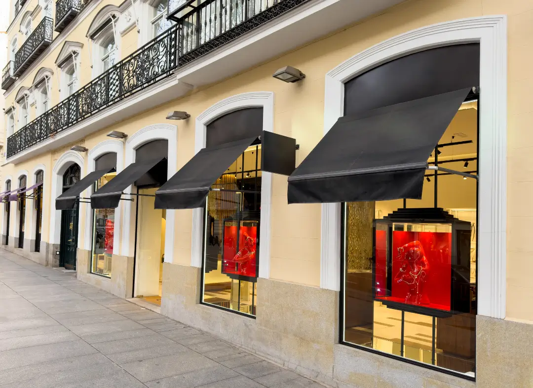 Façade vitrine de magasin en aluminium sur mesure à Loireauxence